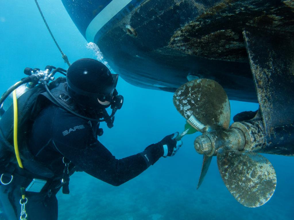 Hull cleaning & propeller service